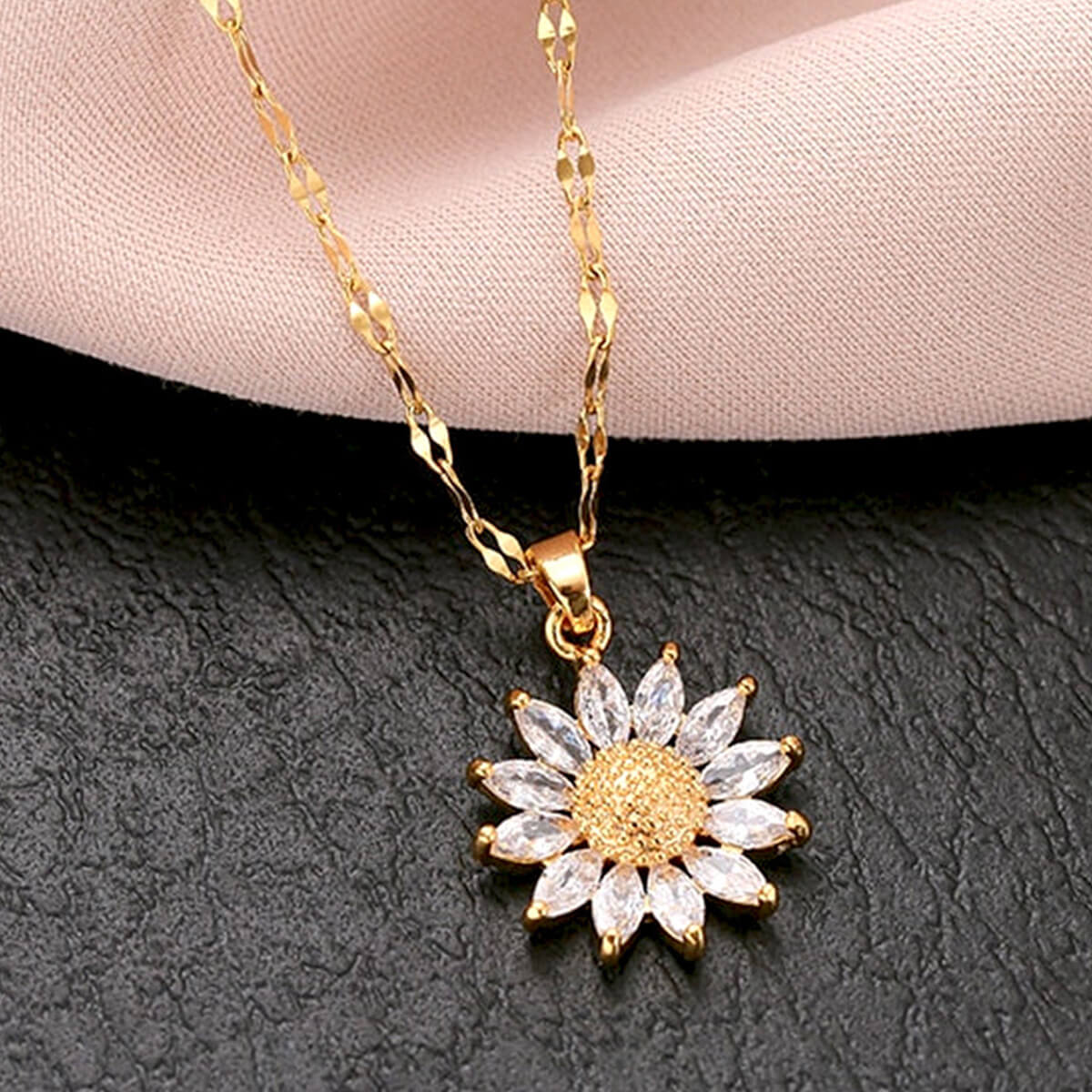 FLOWER CHARM NECKLACE - Concordia Style Boutique