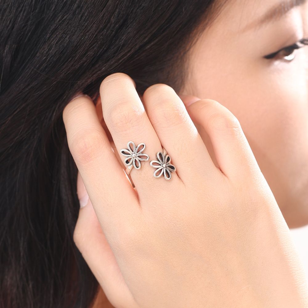 SIX PETALS FLOWER RING (ADJUSTABLE) - Concordia Style Boutique