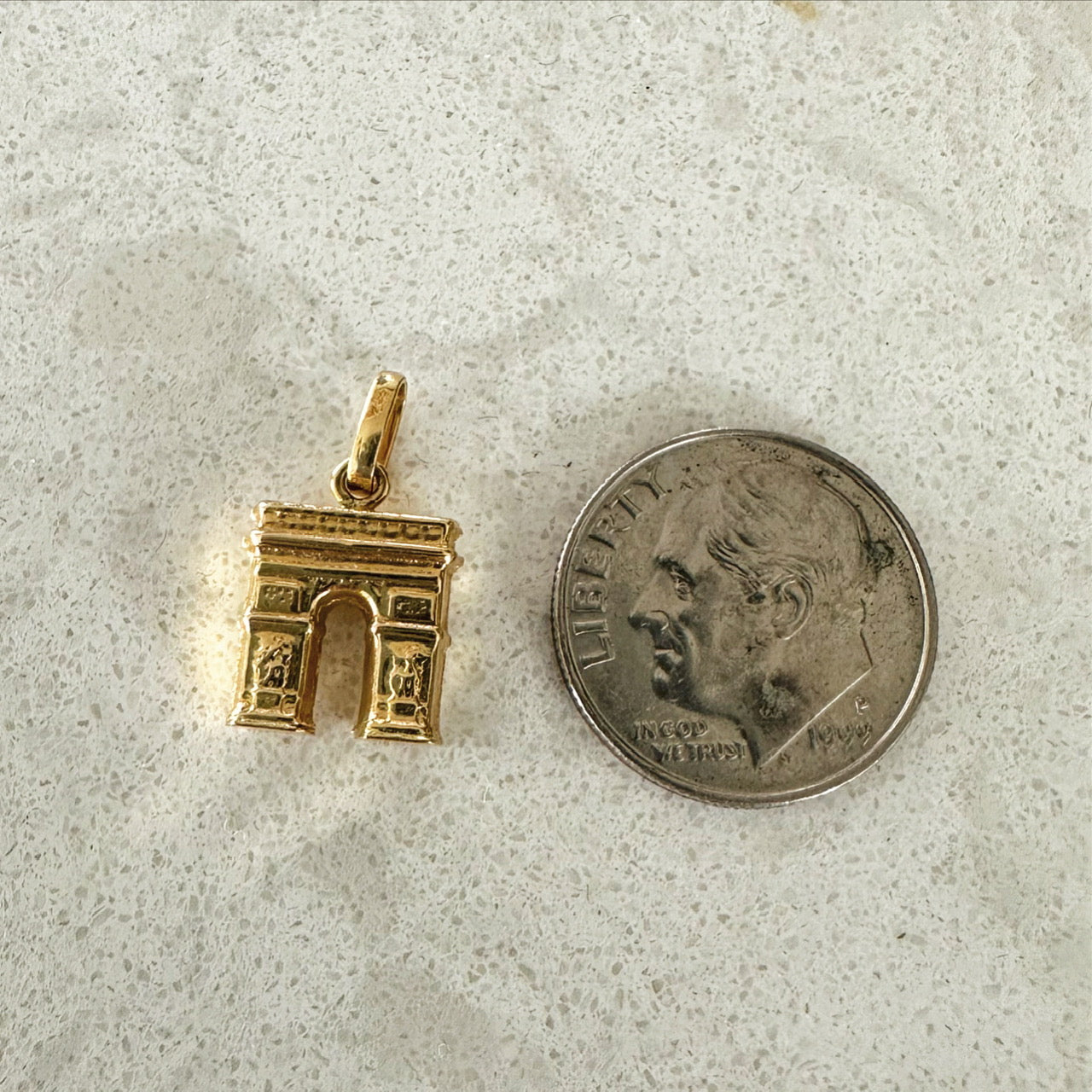 L'arc de Triomphe Charm - 18K Gold