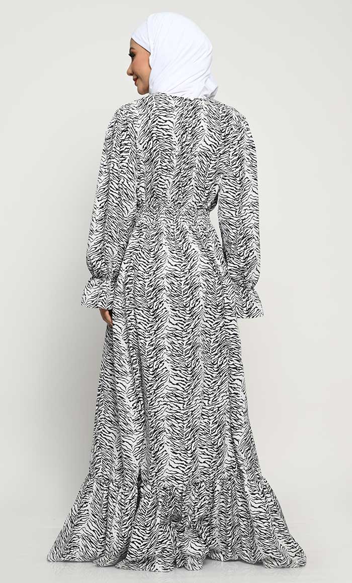 Basic Crepe Fabric Abaya with V-Neck and Pleated Bottom