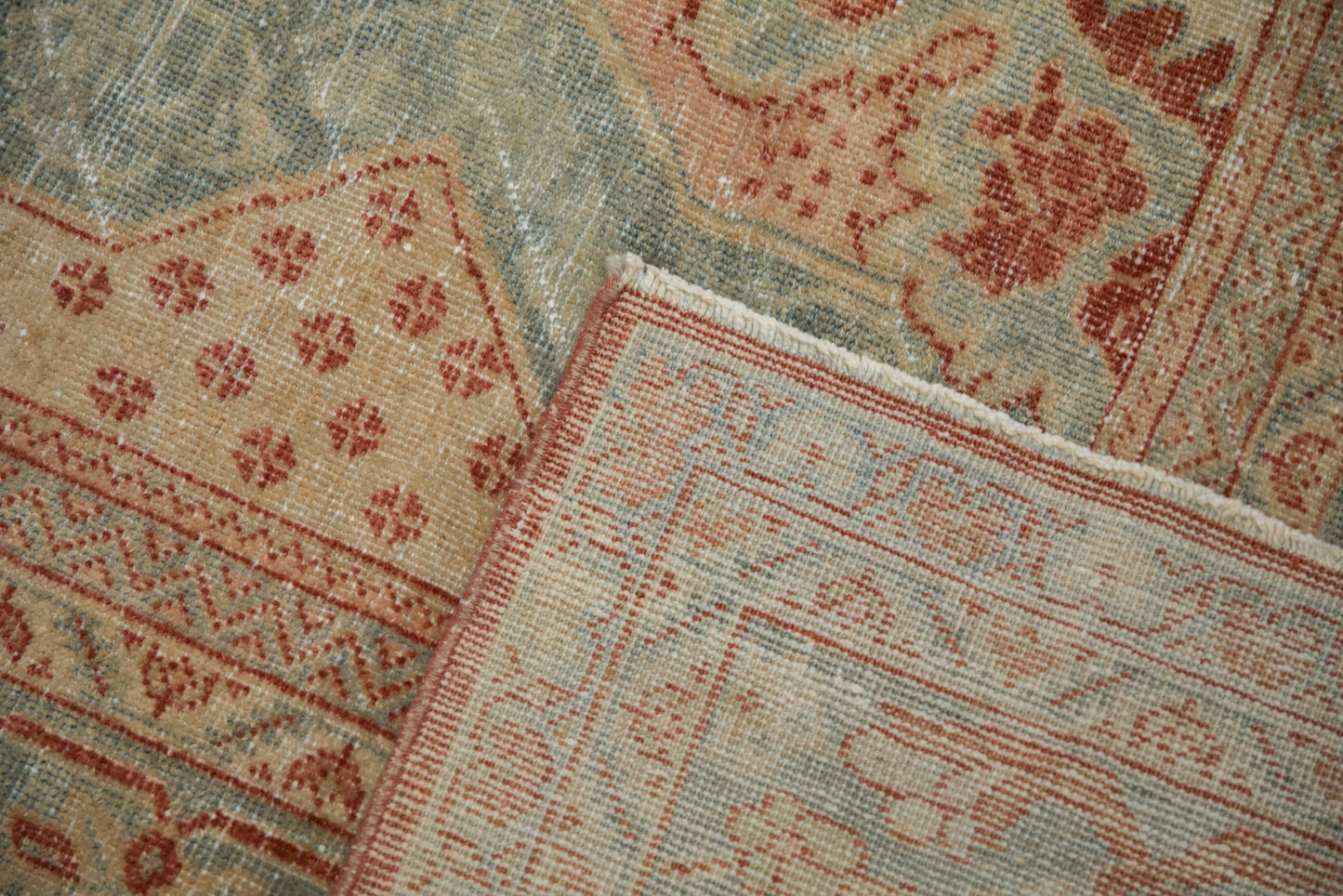 10.5x17.5 Vintage Distressed Mahal Carpet