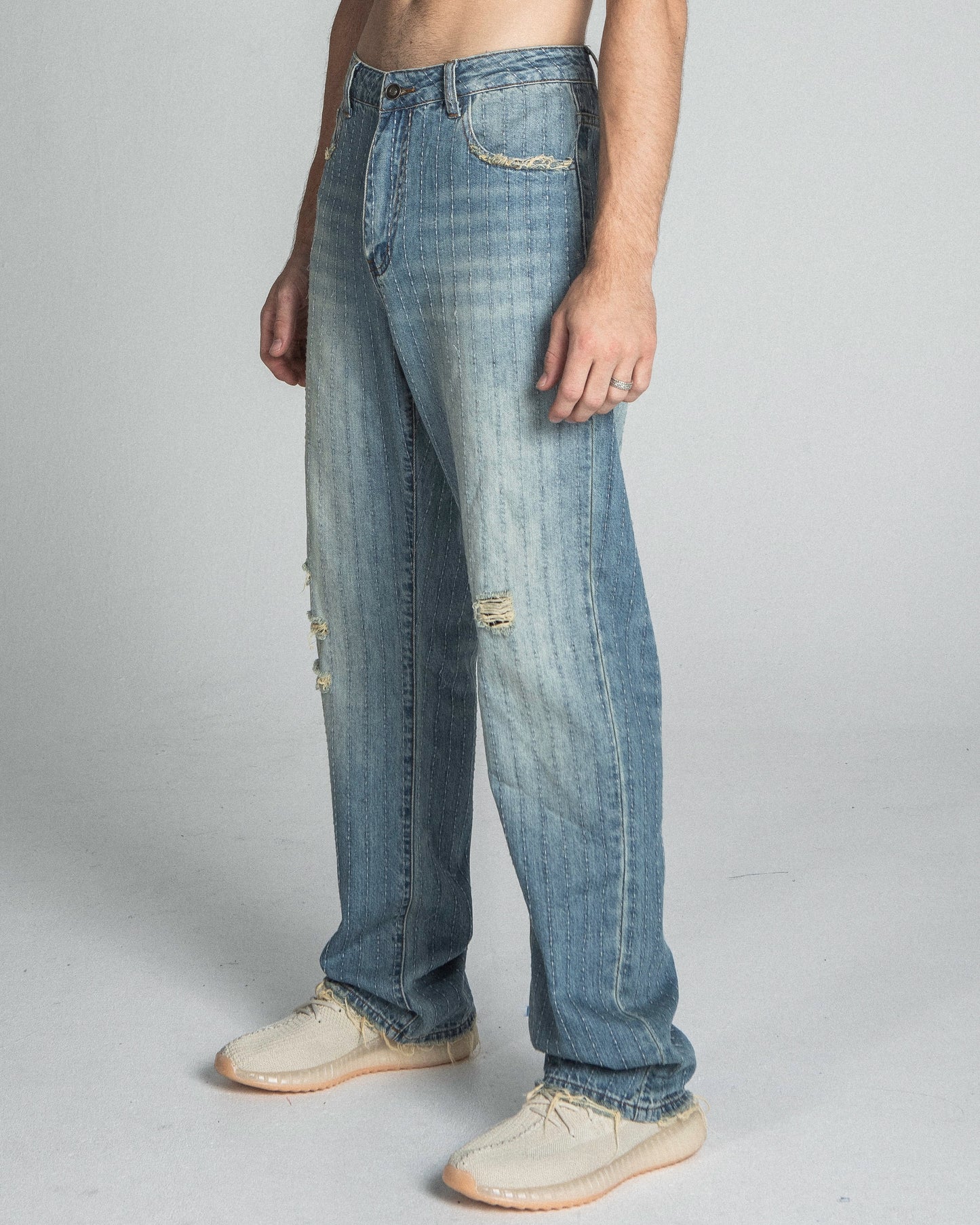 AJ02L RIPPED BLUE THREAD LOOSE JEANS