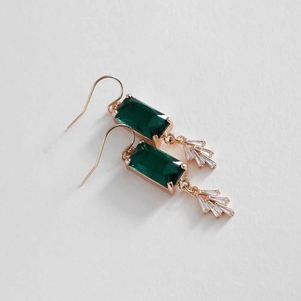 GLASS EMERALD EARRINGS (PAIR) - Concordia Style Boutique