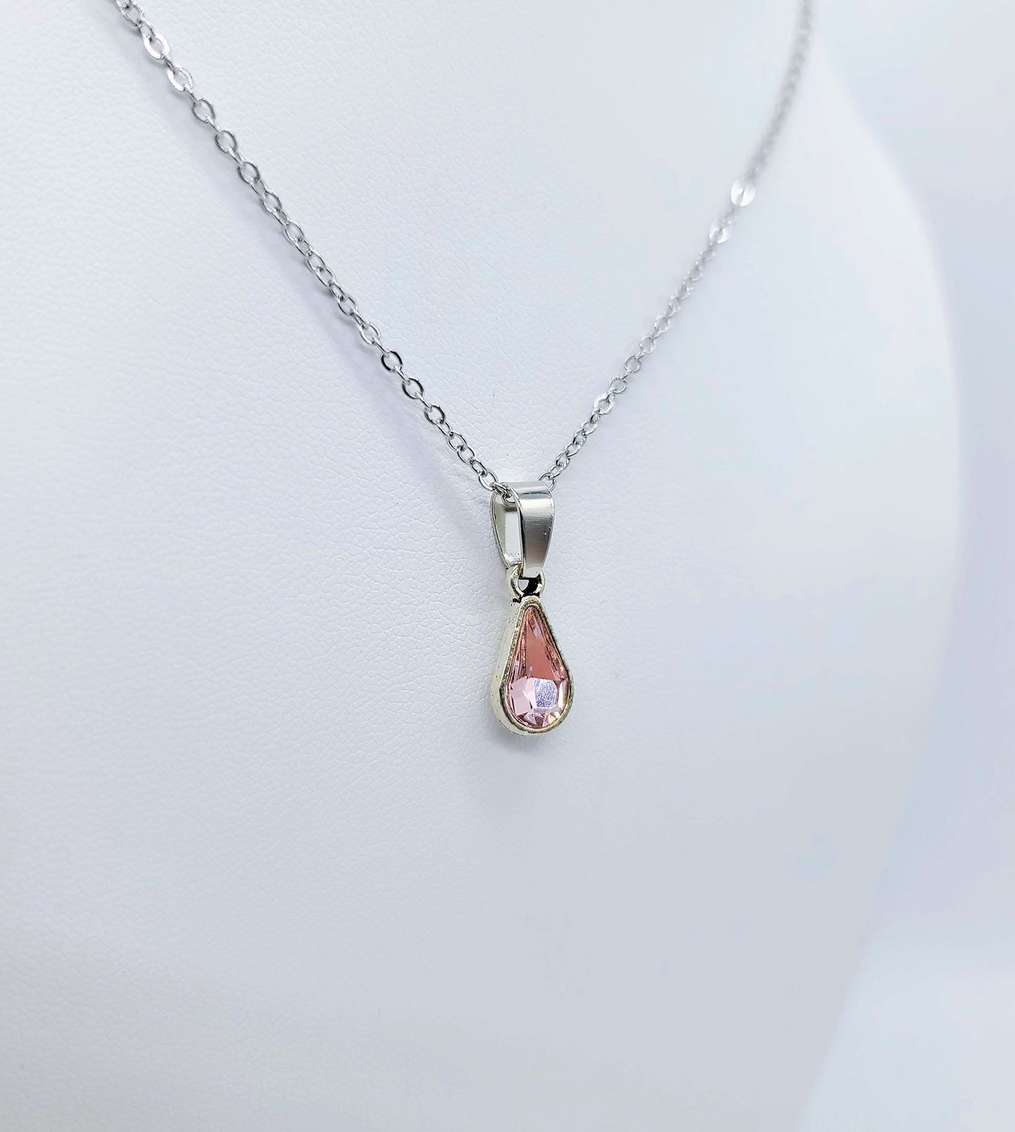Multifaceted Teardrop Pendant Necklace