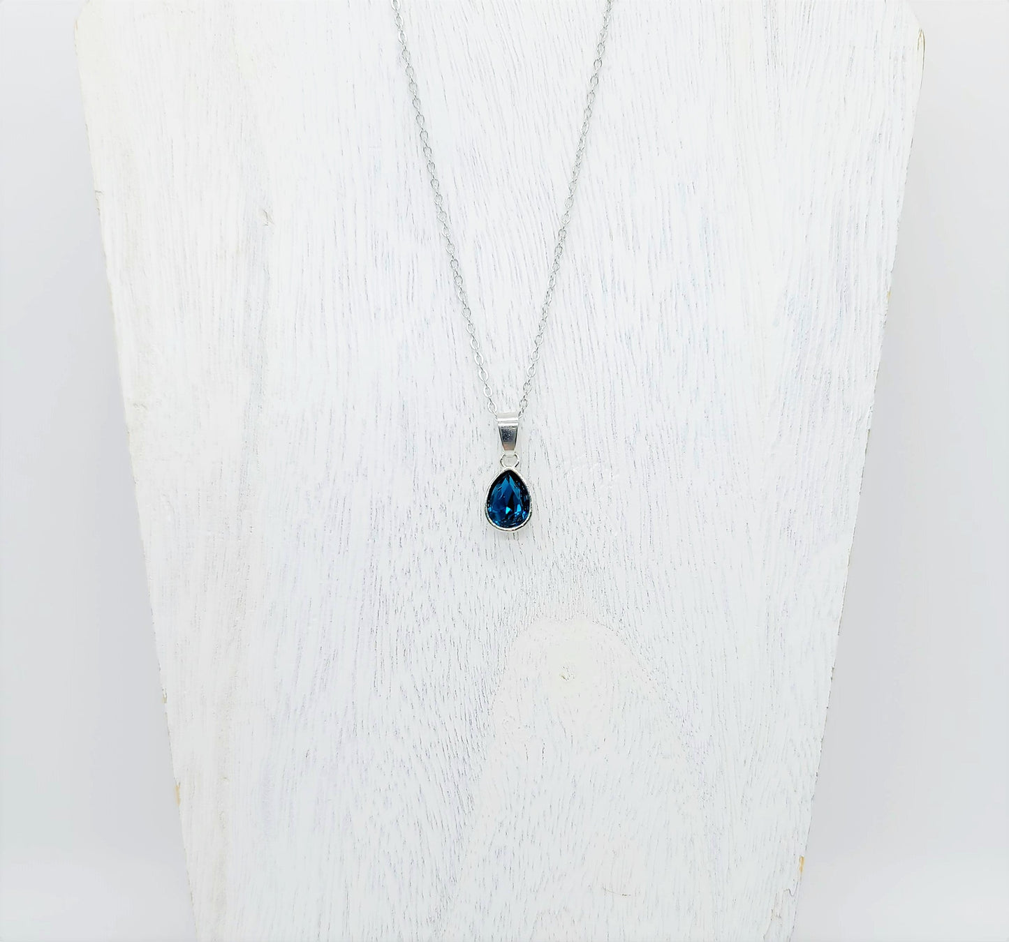 Multifaceted Teardrop Pendant Necklace