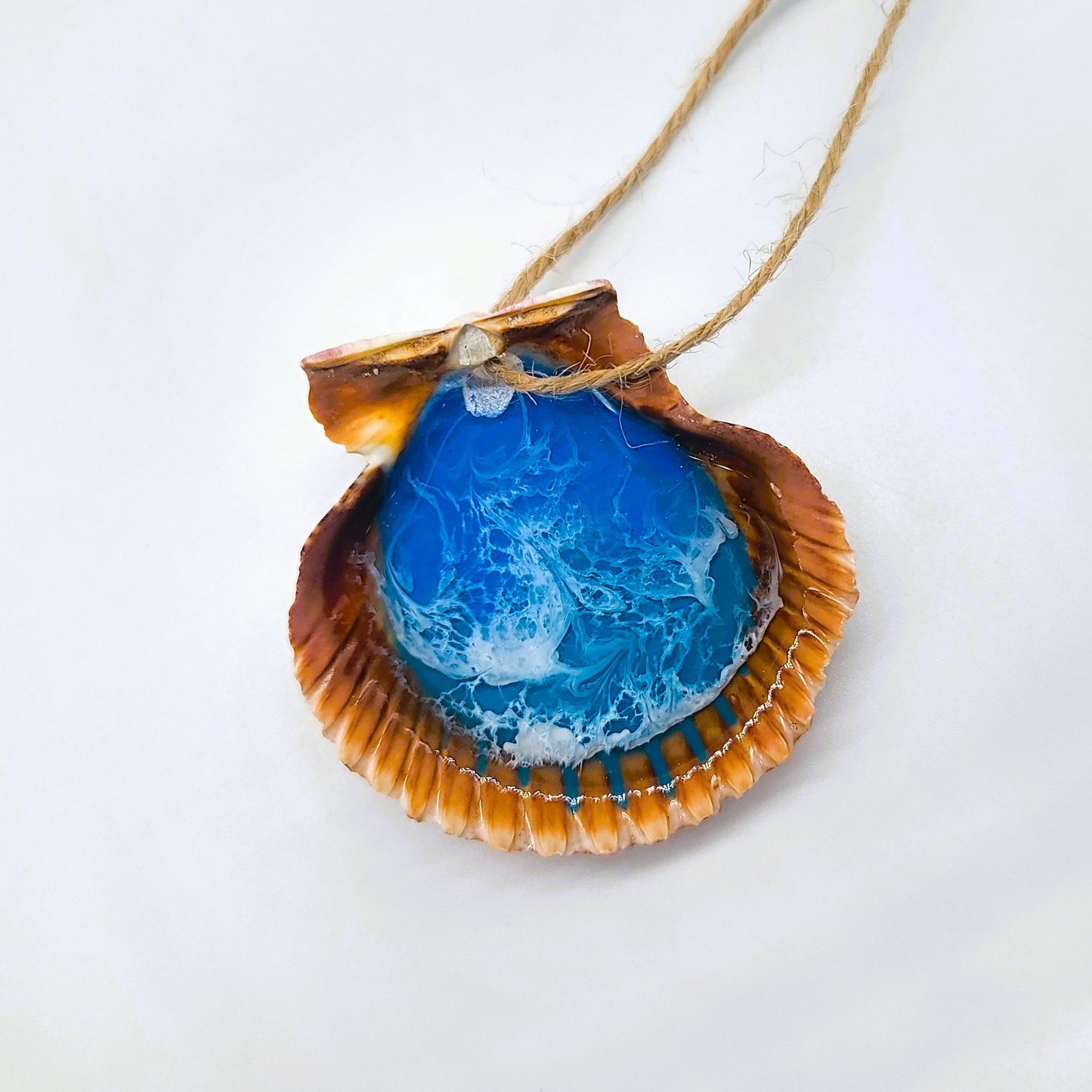 Resin Seascape Scallop Seashell Ornament