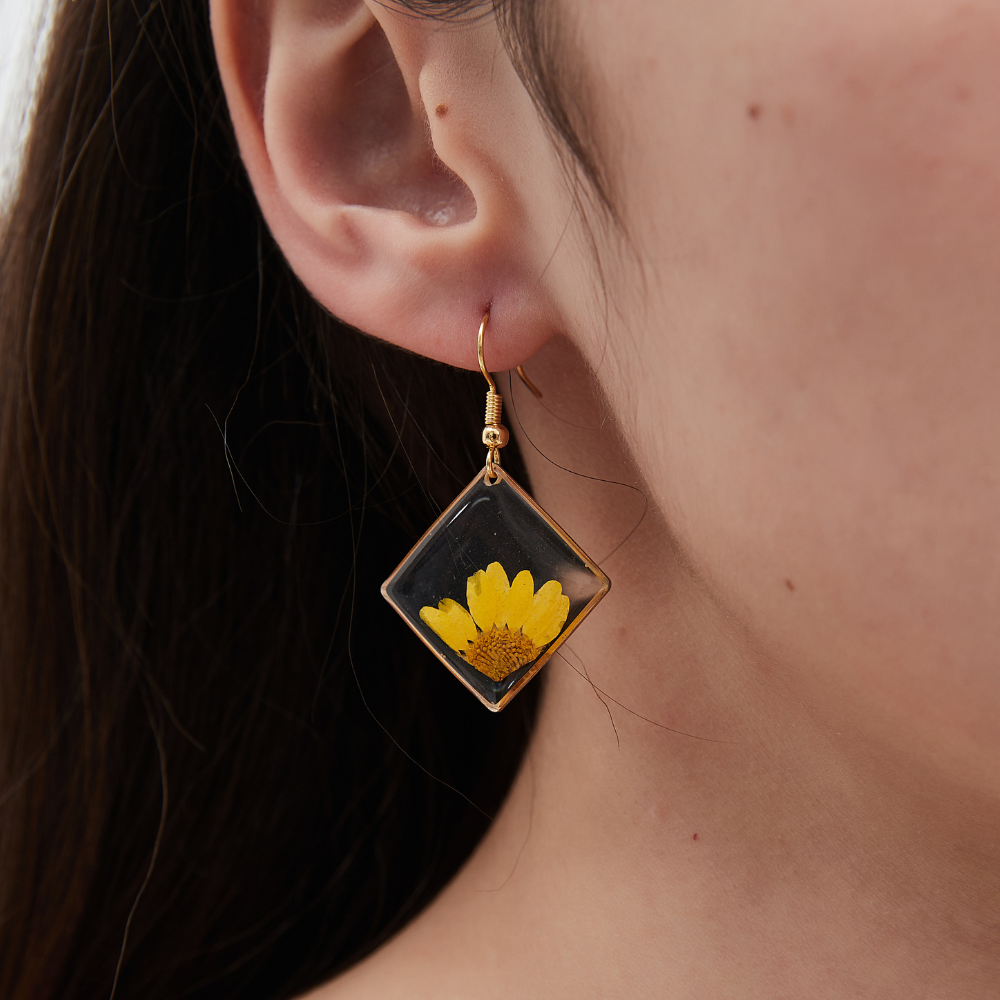 DAISY FLOWER EARRINGS (PAIR) - Concordia Style Boutique