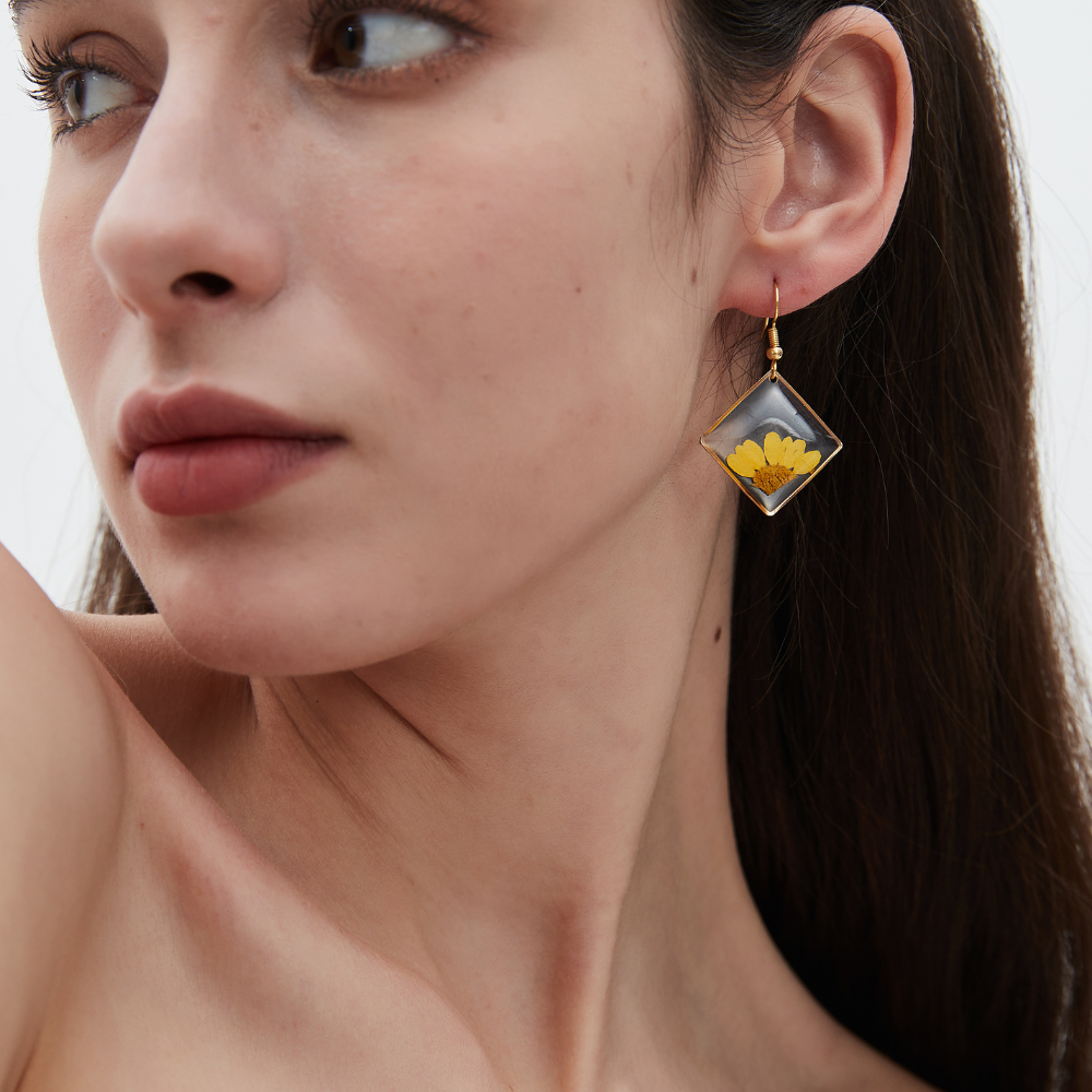 DAISY FLOWER EARRINGS (PAIR) - Concordia Style Boutique