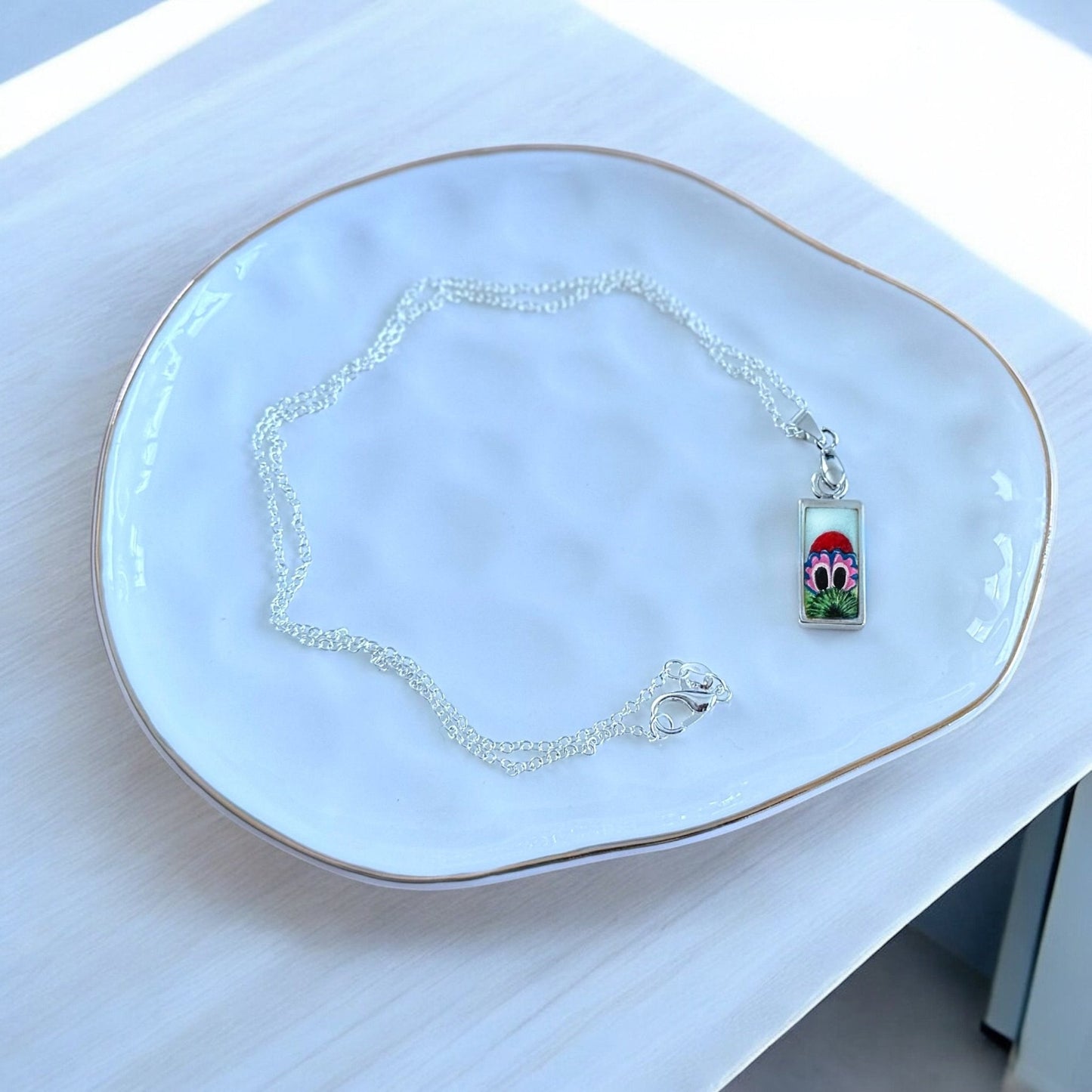 Hand-Painted Peeking Phanatic | Selling Fast