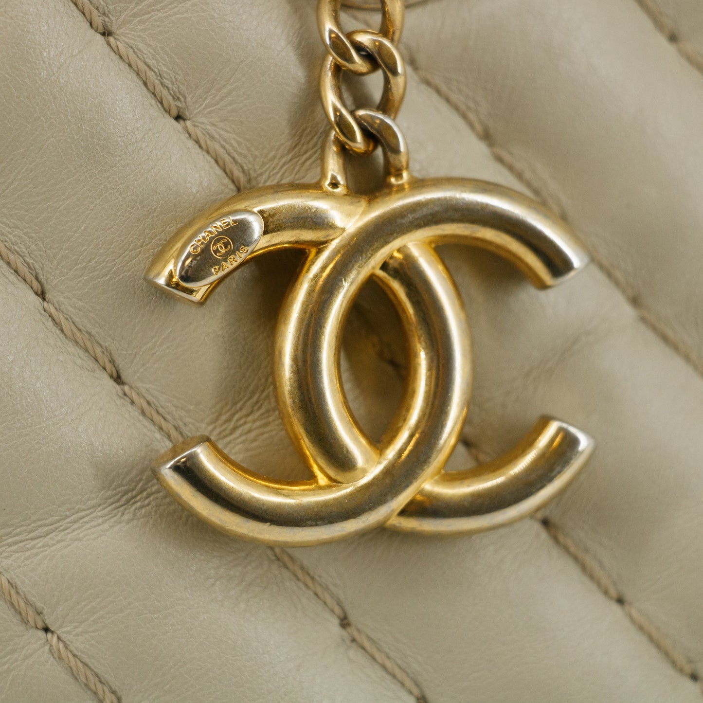 •	Chanel Grey Lambskin Chevron Quilted Chain Shoulder Bag 16 Series #5860