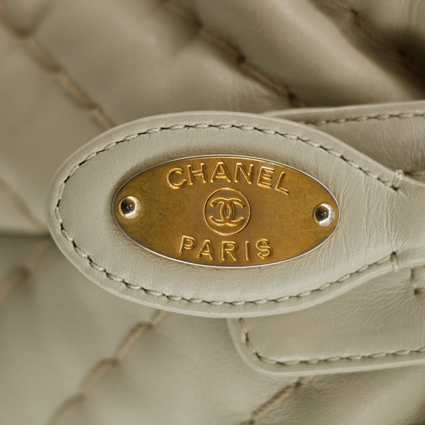 •	Chanel Grey Lambskin Chevron Quilted Chain Shoulder Bag 16 Series #5860