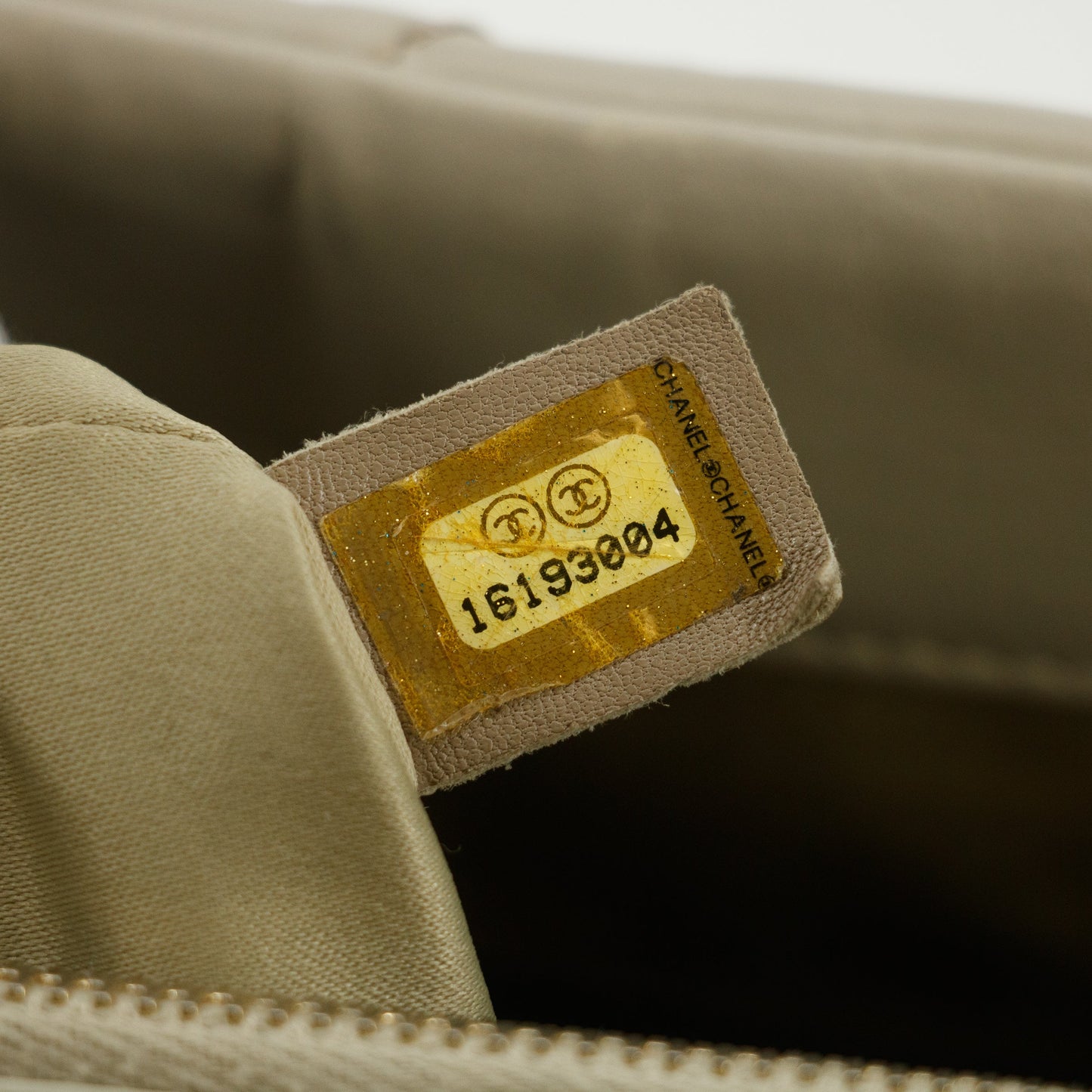 •	Chanel Grey Lambskin Chevron Quilted Chain Shoulder Bag 16 Series #5860