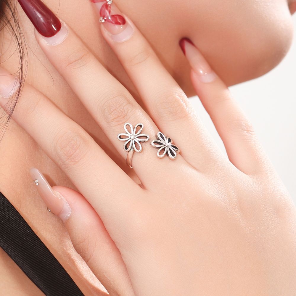 SIX PETALS FLOWER RING (ADJUSTABLE) - Concordia Style Boutique