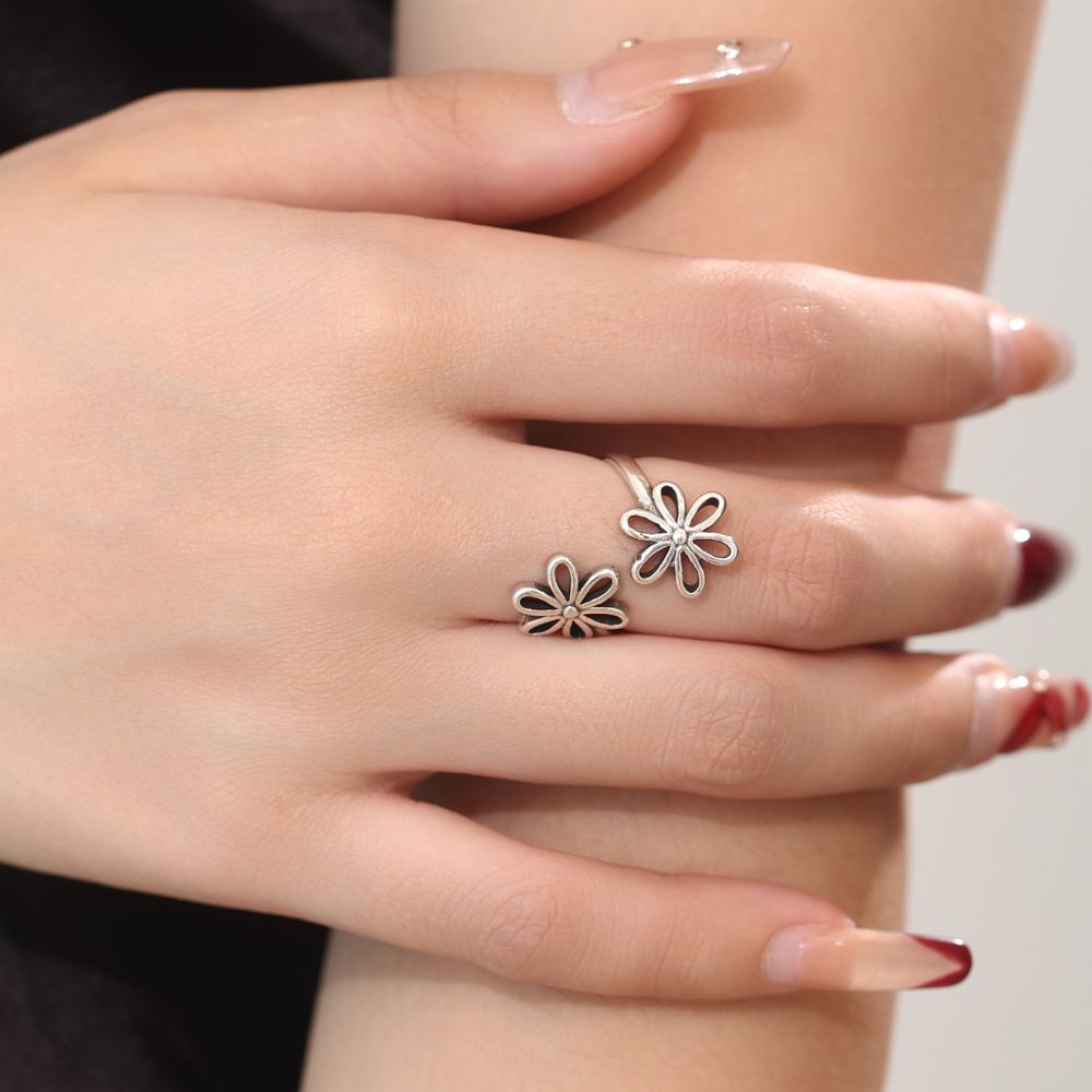 SIX PETALS FLOWER RING (ADJUSTABLE) - Concordia Style Boutique
