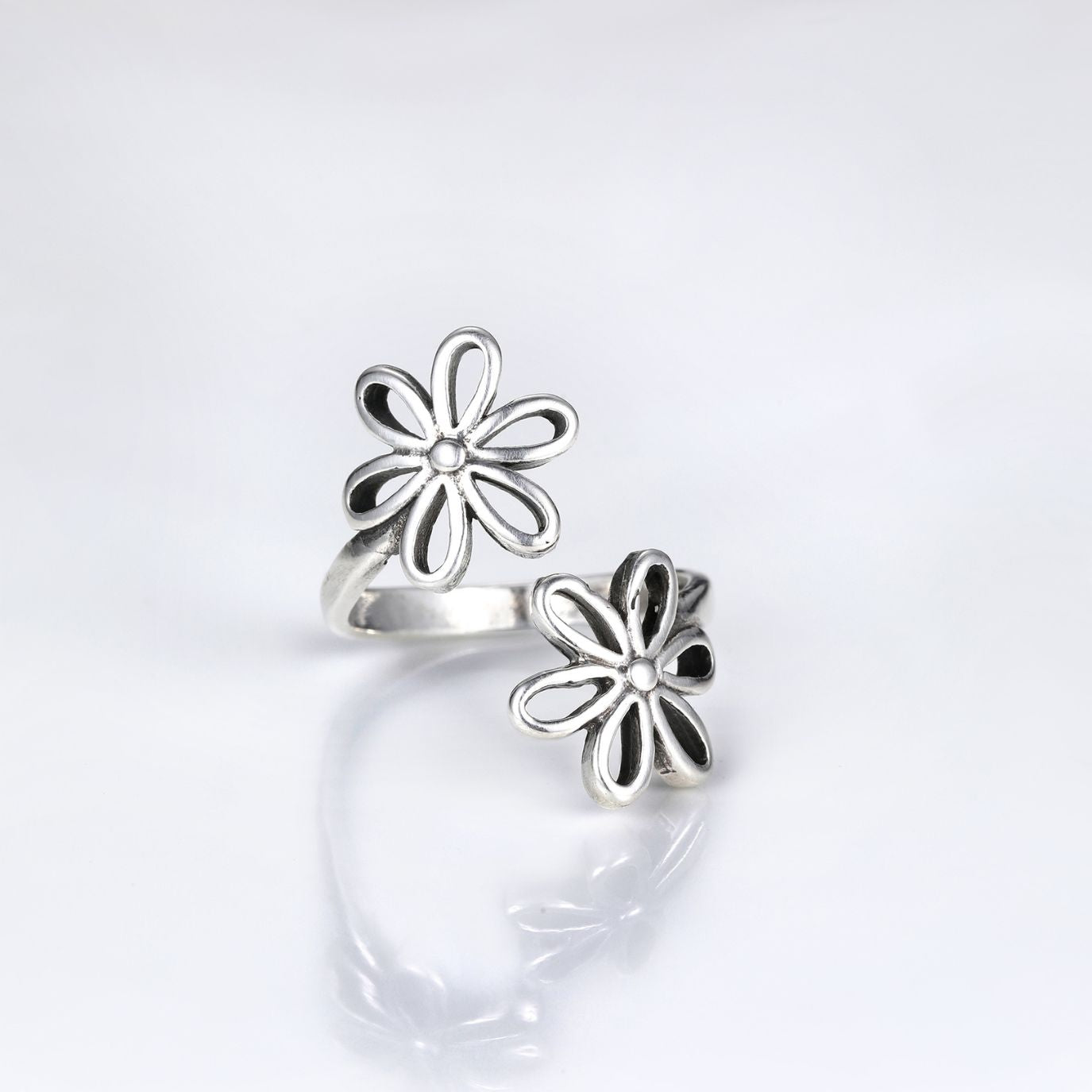 SIX PETALS FLOWER RING (ADJUSTABLE) - Concordia Style Boutique