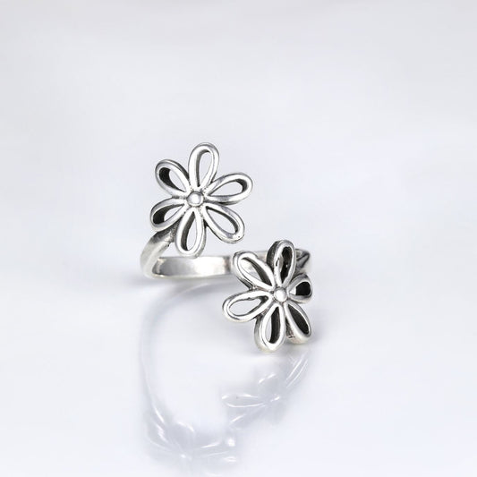 SIX PETALS FLOWER RING (ADJUSTABLE) - Concordia Style Boutique
