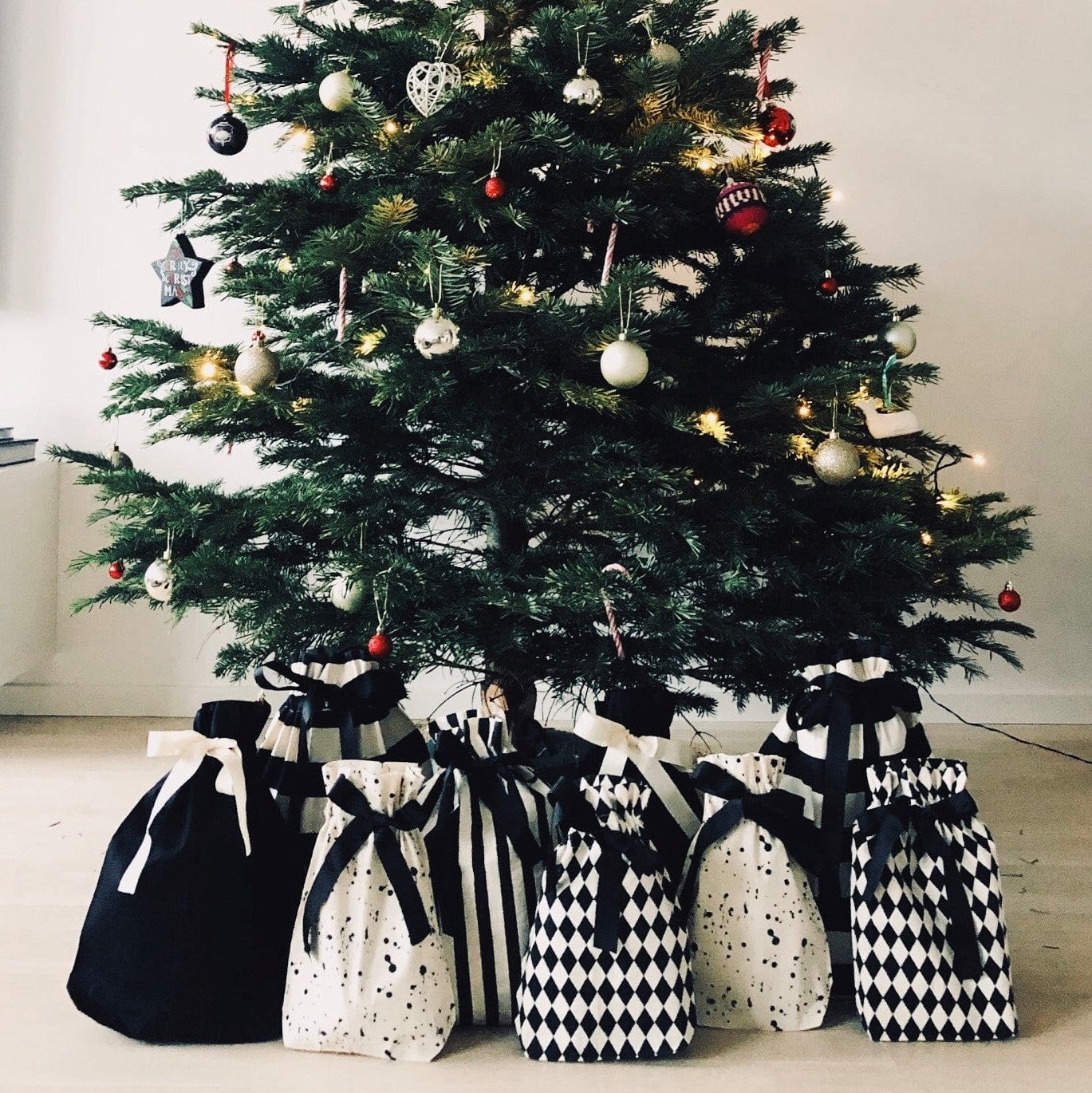Gift Bag Black Medium - Concordia Style Boutique