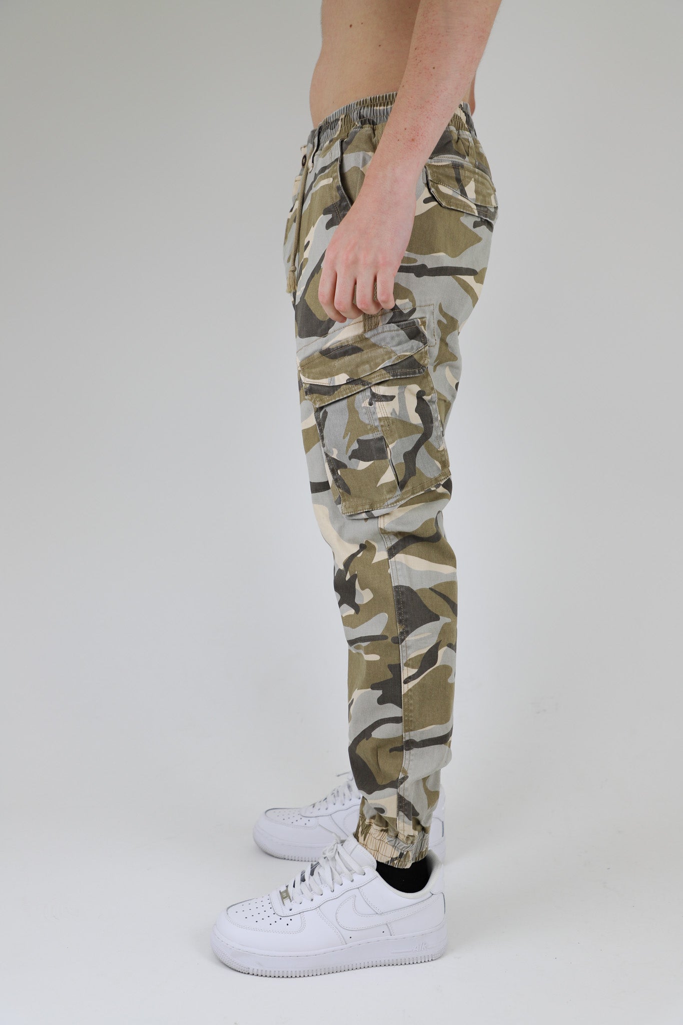 AR1001 LIGHT CAMO CARGO JOGGERS