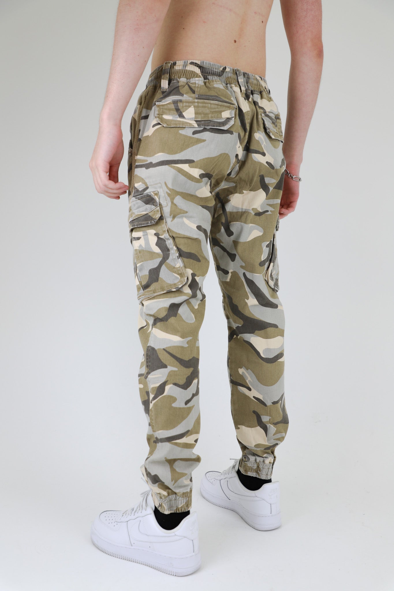 AR1001 LIGHT CAMO CARGO JOGGERS