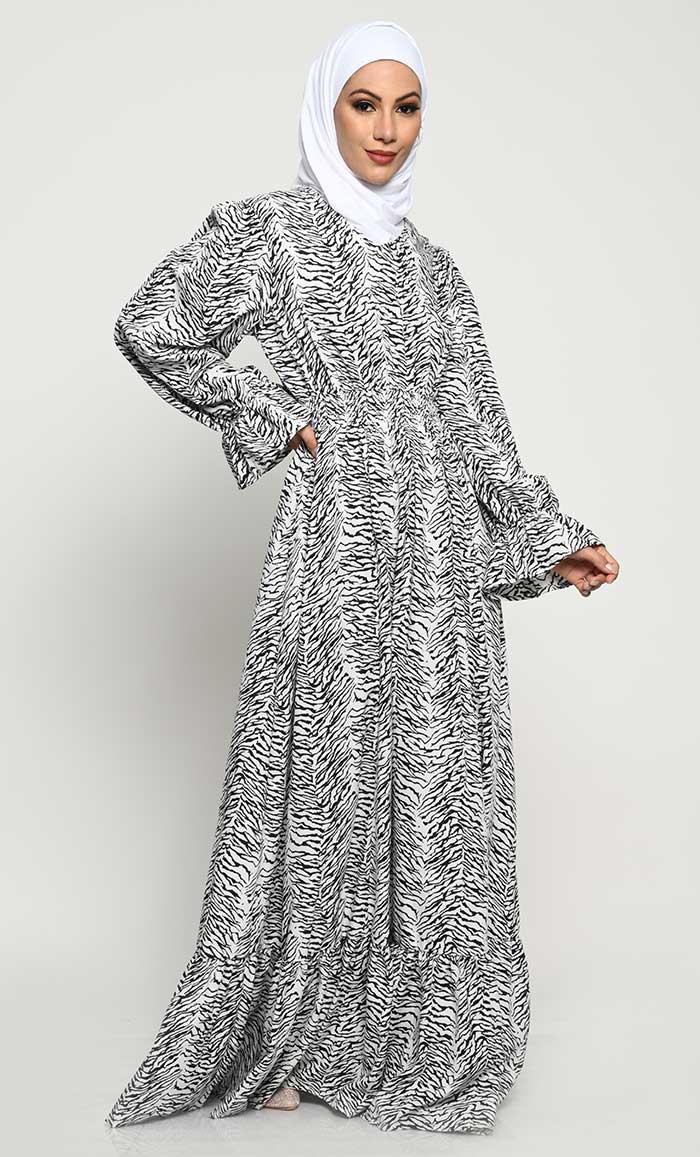 Basic Crepe Fabric Abaya with V-Neck and Pleated Bottom