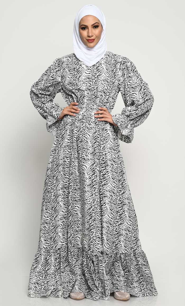 Basic Crepe Fabric Abaya with V-Neck and Pleated Bottom