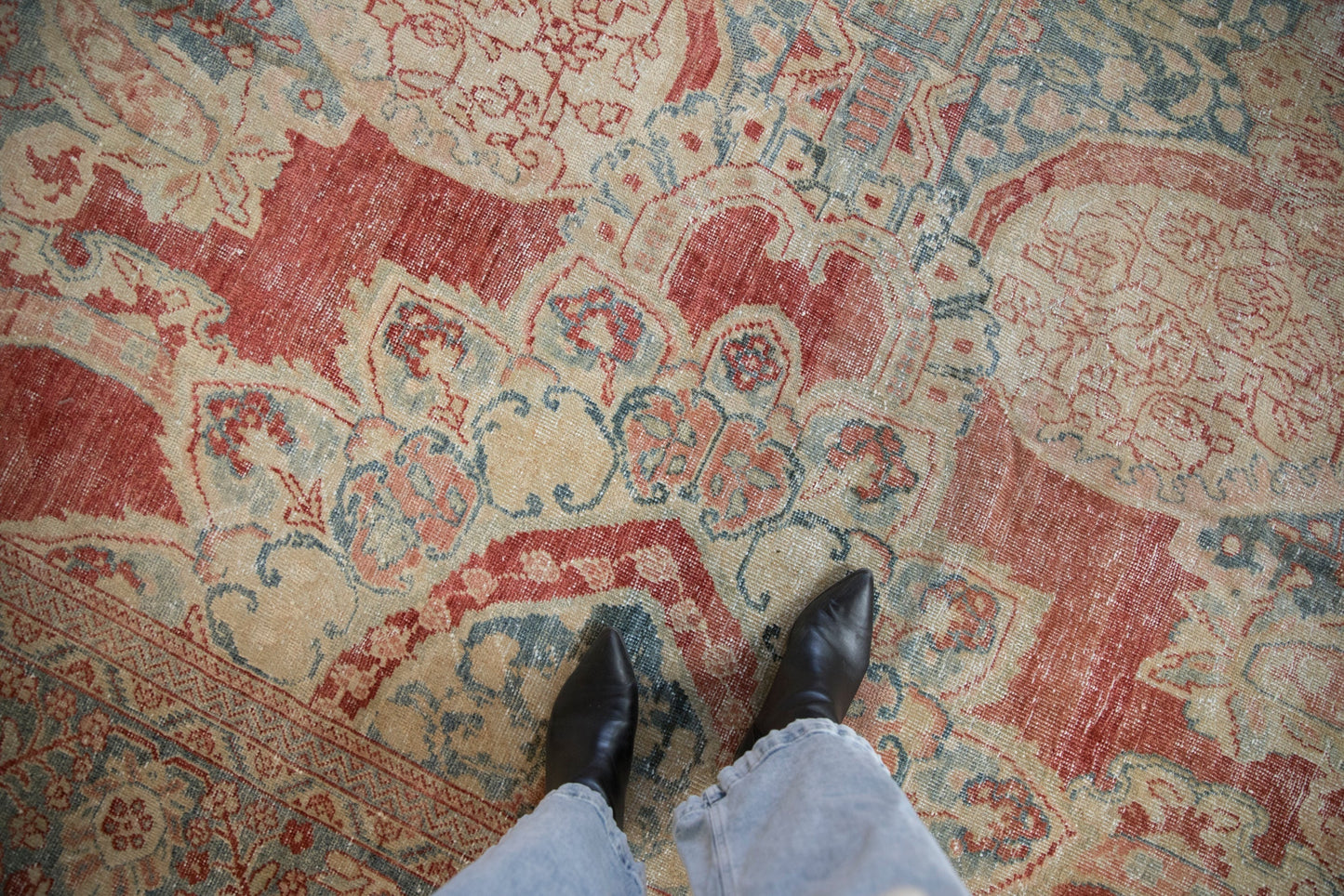10.5x17.5 Vintage Distressed Mahal Carpet