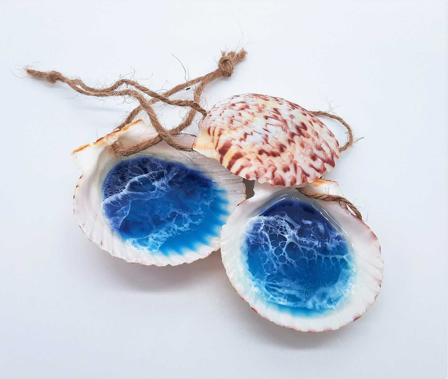 Resin Seascape Scallop Seashell Ornament