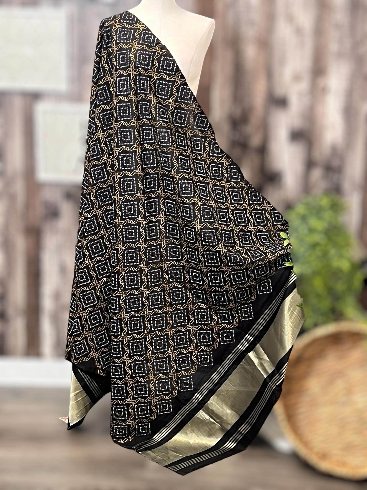 Bandhani print dupatta