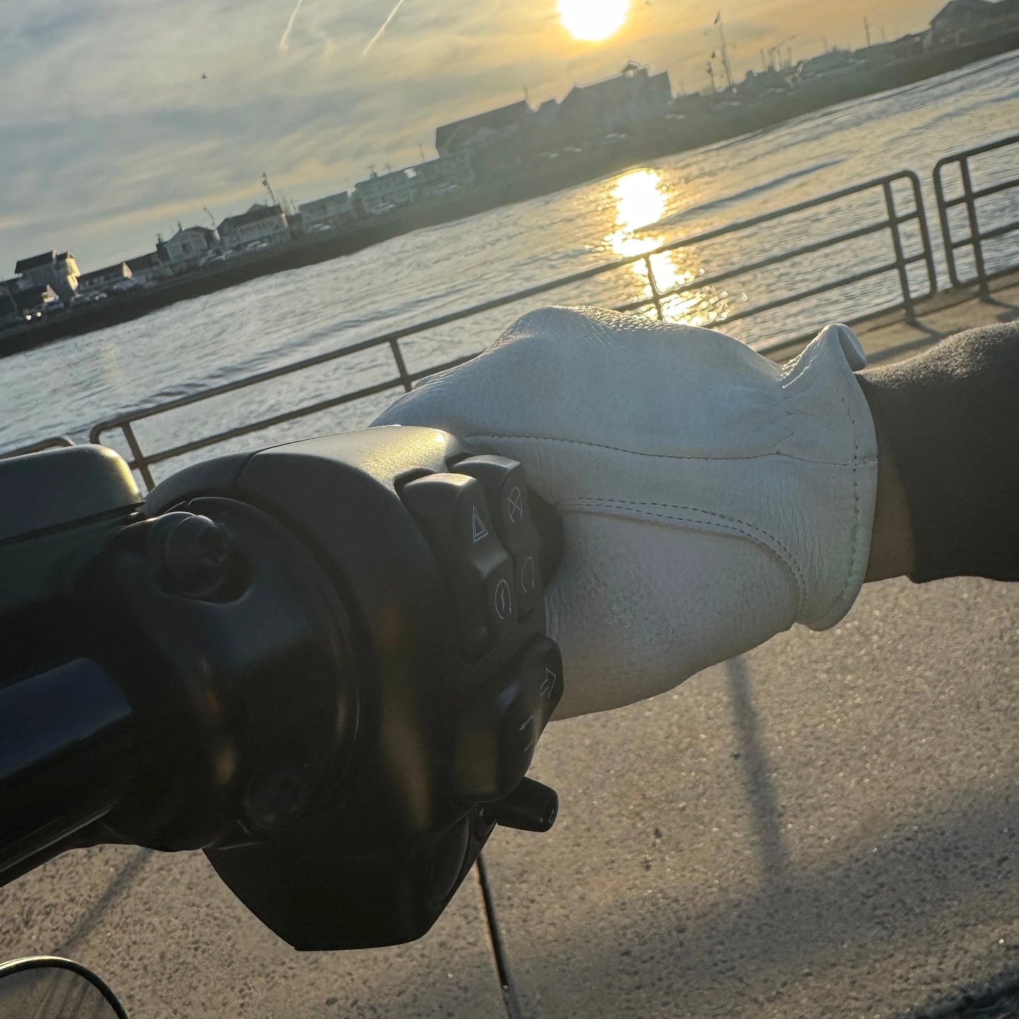 Legendary The Cadbury White Deerskin Short Wrist Touchscreen Gloves